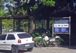 Puesto policial en la bajada de la ladera de Arraial d'Ajuda